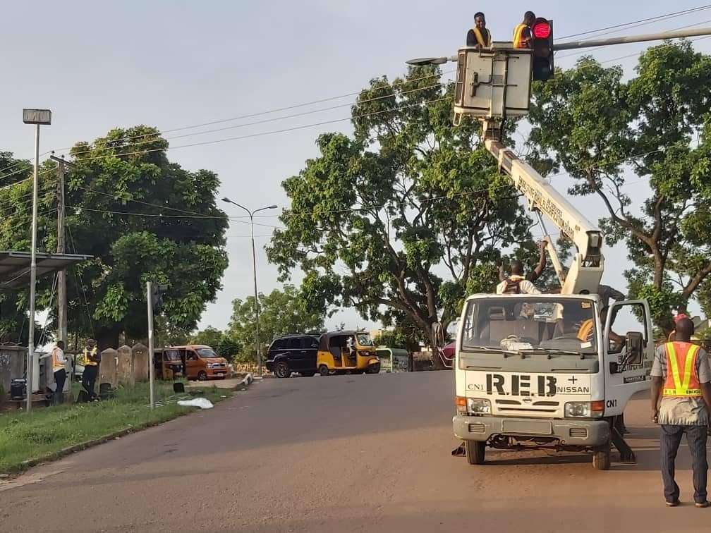 Enugu State government commences fixing of potholes, traffic lights
