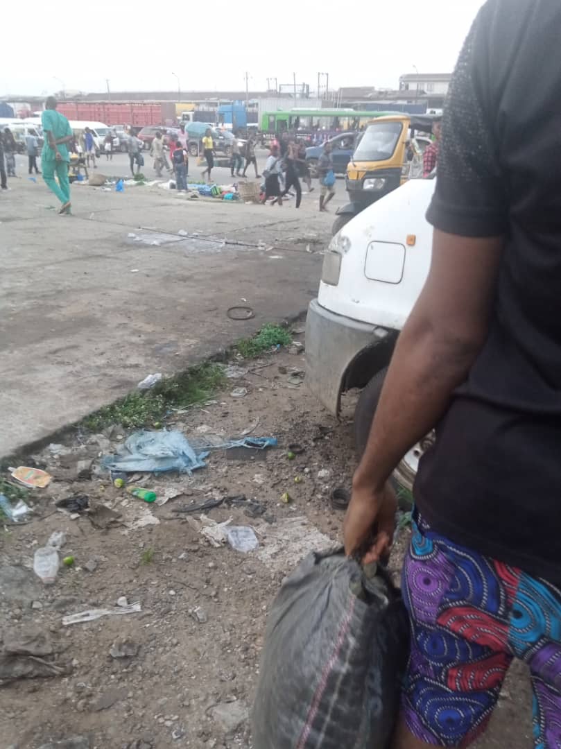 Zoom the photo and see the Luxury Buses in green loaded with fake voters escorted by soldiers and police at Onitsha Bridgehead yesterday evening. Soldiers and Police also turned the area into shooting arena forcing road users to run Helter Skelter