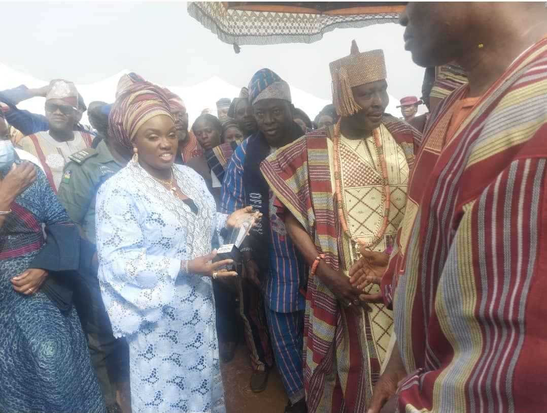H.E. Engr. Tamunomini Olufunke Makinde receiving an award on behalf of her husband from the Aseyin of Iseyinland today.