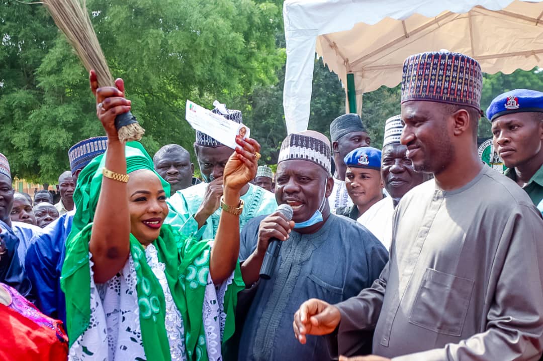 Gombe Governor Receives Lawmaker, Asma'u Iganus, Thousands of PDP Supporters Who Defect To APC