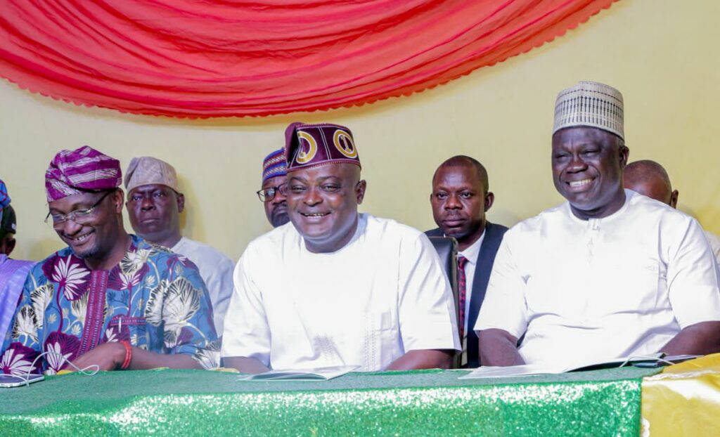 Speaker of the Lagos State House of Assembly, Rt. Hon. Mudashiru Obasa, flanked by Ganiyu Egunjobi, chairman of Agege Local Government Area (left) and his counterpart, Johnson Babatunde of Orile Agege Local Council Development Area at the 8th annual stakeholders'meeting held on Thursday, June 30, 2022.