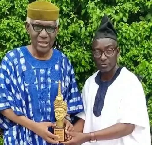 Yoruba Youths' Leader, Ajijagbara (Comrade) AWA Bamiji, presenting the award to the ARG spokesperson, Kunle Famoriyo recently.