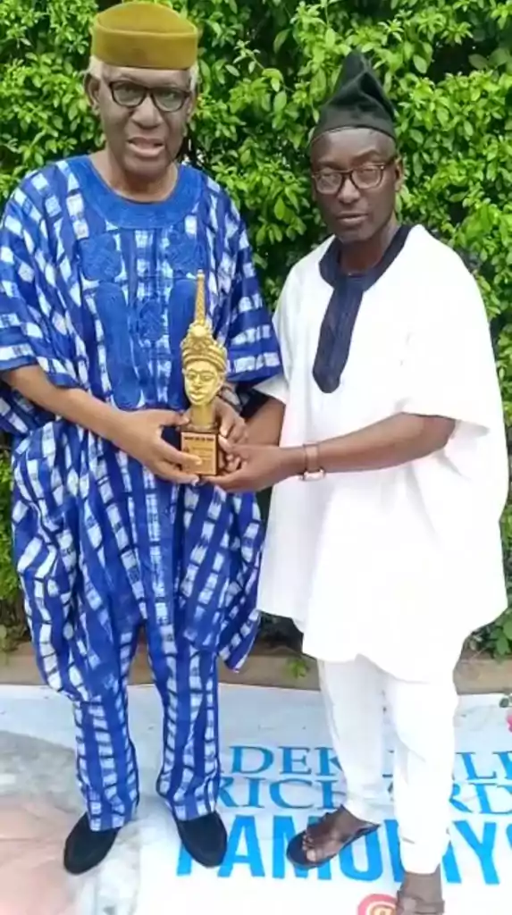 Yoruba Youths' Leader, Ajijagbara (Comrade) AWA Bamiji, presenting the award to the ARG spokesperson, Kunle Famoriyo recently.
