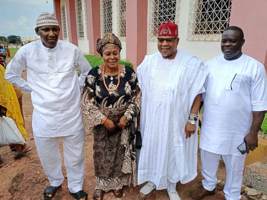 His Royal Majesty Eze William Ezugwu flanked by the wife of the transcended Attah Igala, Dr. Michael Idakwo Ameh Oboni and a few of his entourage during the funeral visit.