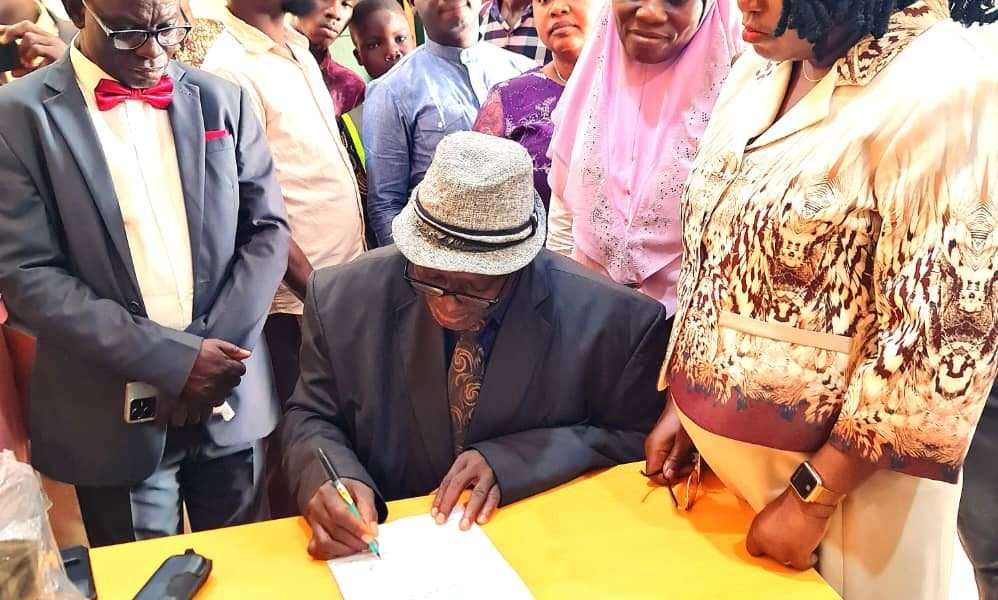 The Executive Secretary, OYOSUBEB, Mr. Jacob Dairo signing the handover document, in the presence of UBEC-OYOSUBEB officials