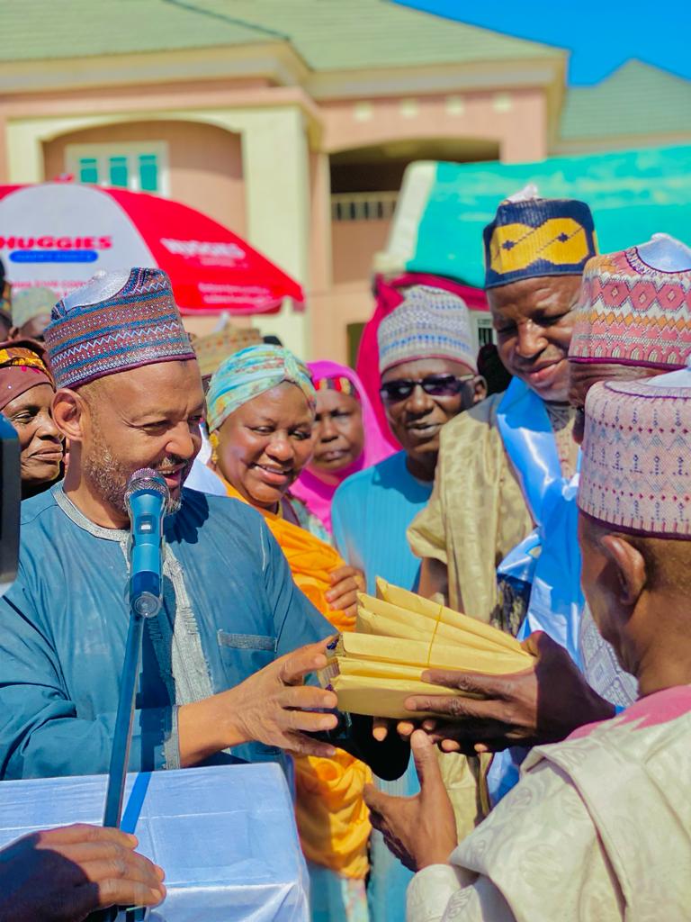 Economic hardship: Senator Ahmed Malam-Madori Distributes 4,614 Bags of Rice, N90 Million Cash To Constituents
