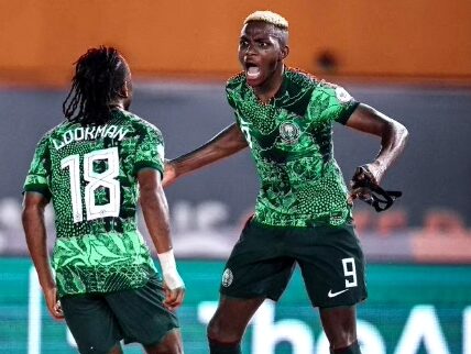 Nigeria’s forward #18 Ademola Lookman (L) celebrates scoring his team’s first goal with Nigeria’s forward #9 Victor Osimhen during the Africa Cup of Nations (CAN) 2024 round of 16 football match between Nigeria and Cameroon at the Felix Houphouet-Boigny Stadium in Abidjan on January 27, 2024. (Photo by FRANCK FIFE / AFP)