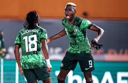 Nigeria’s forward #18 Ademola Lookman (L) celebrates scoring his team’s first goal with Nigeria’s forward #9 Victor Osimhen during the Africa Cup of Nations (CAN) 2024 round of 16 football match between Nigeria and Cameroon at the Felix Houphouet-Boigny Stadium in Abidjan on January 27, 2024. (Photo by FRANCK FIFE / AFP)
