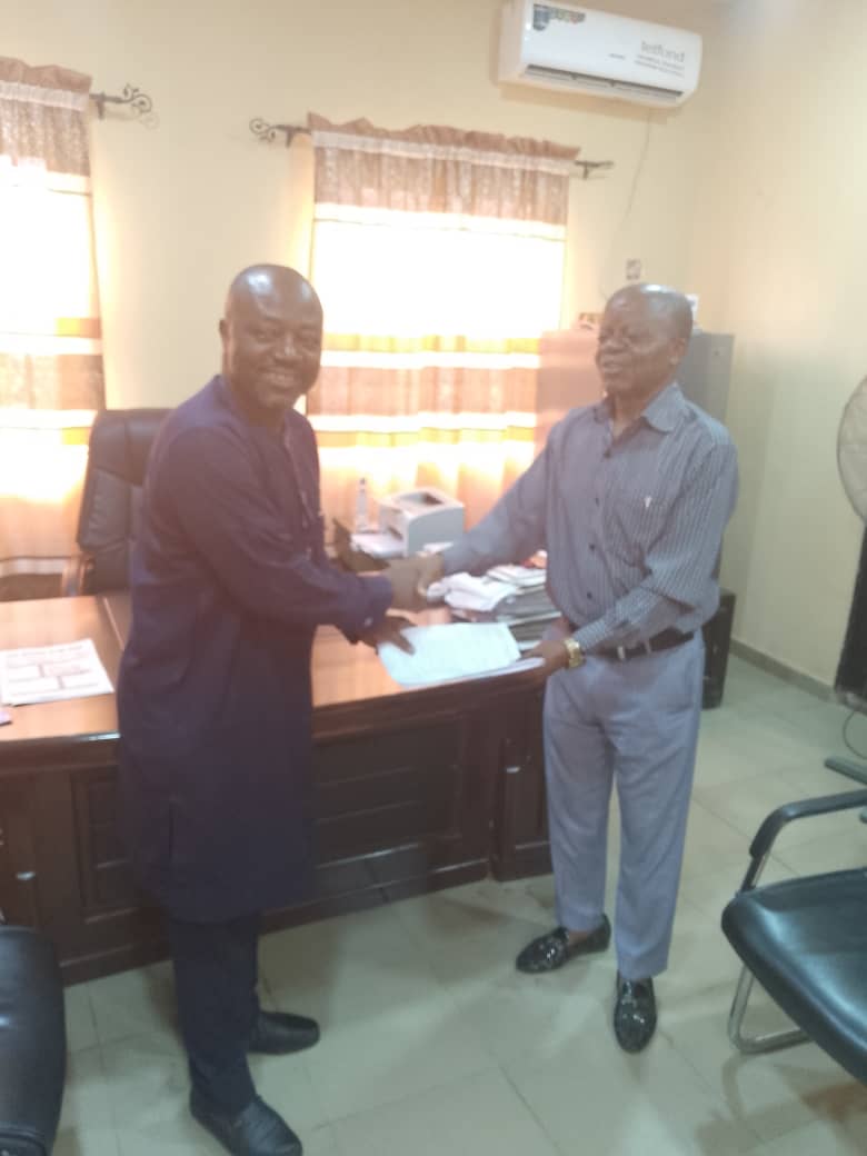 Prof. Peter Ikemefuna Ezeaku, the immediate past Dean of the Faculty of Agriculture at the University of Nigeria, Nsukka (UNN), handed over the reins to the new Dean, Prof. John Ikechukwu Eze.
