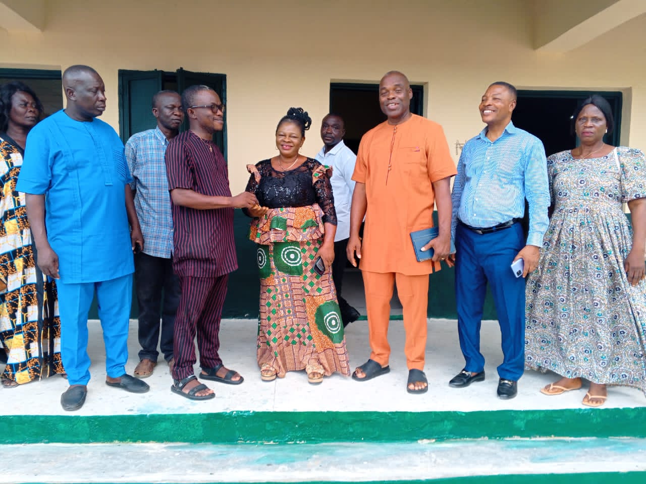 Mr. Agbaike urged the community to attract more projects to Emede and thanked the Federal Government, through the Universal Basic Education Board (UBEC), for executing the projects