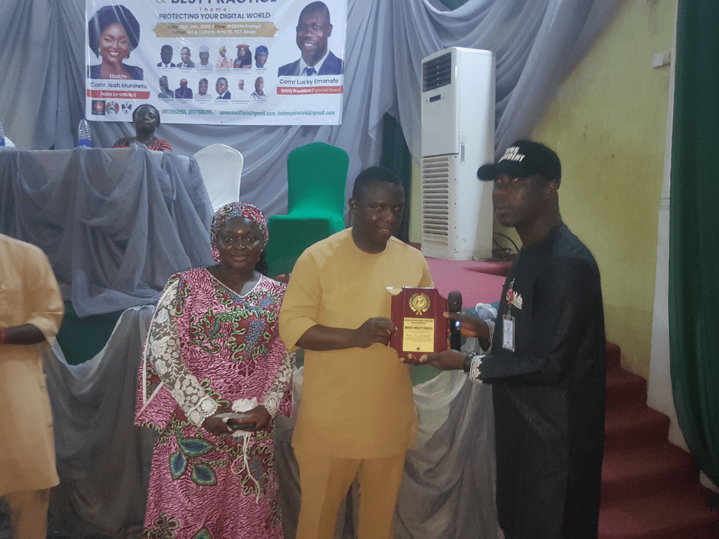 H.E. Osisiogu Osikenyi Enyinnaya Bags Icon of Leadership Award from NANS in Abuja, Nigeria 