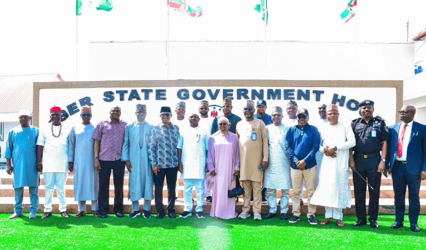 2023 Presidential Candidate of the Labour Party (LP) and former Governor of Anambra State, Mr. Peter Obi, paid a condolence visit to Niger State over the weekend, following the catastrophic floods that ravaged the Mokwa area and left a trail of devastation in their wake.