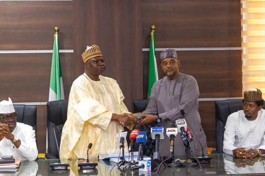 The former National Chairman of the Peoples Democratic Party (PDP), His Excellency Ambassador Umar Iliya Damagum, formally handed over the affairs of the Party to the new National Chairman, Kabiru Tanimu Turaki, SAN.