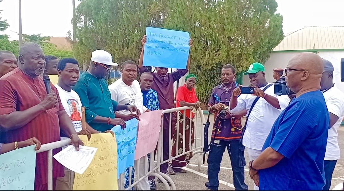 Residents of Ofagbe Community in Isoko North Local Government Area of Delta State have staged a protest over the prolonged delay and alleged poor execution of the 24-kilometre Isoko Ring Road project, calling on Governor Sheriff Oborevwori to revoke the contract awarded to Dora-Dan Global Resources.